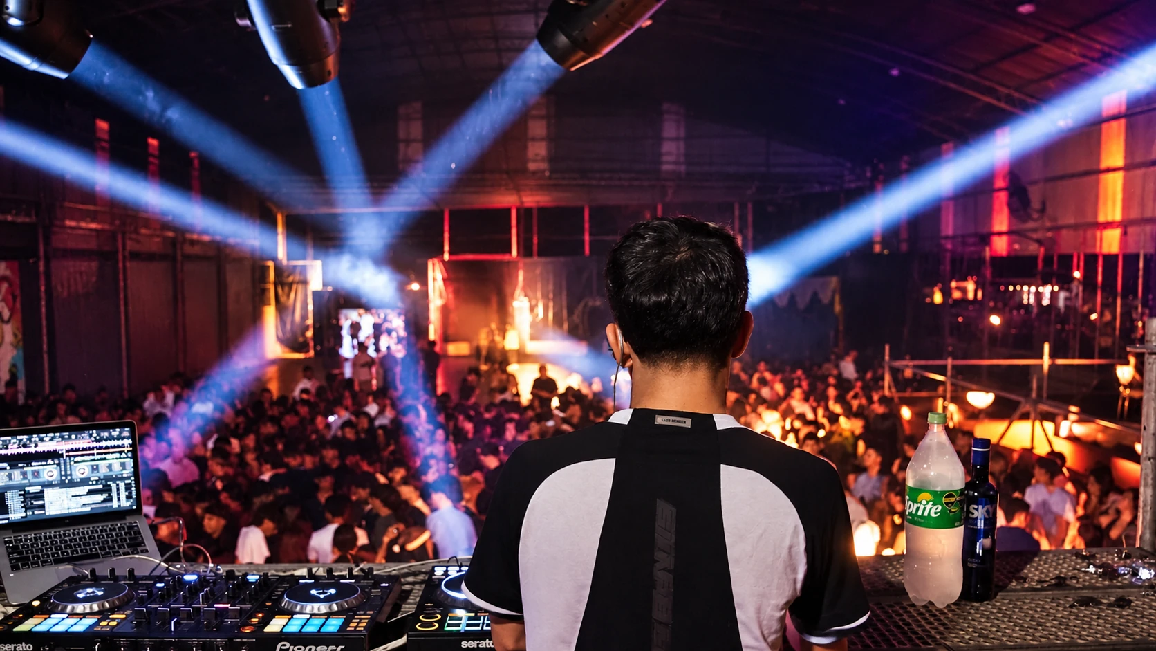 DJ e pista em evento — imagem de apoio